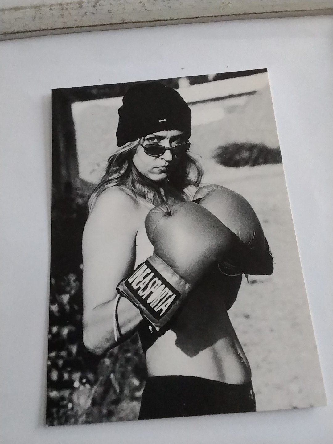 Zwart-wit ansichtkaart: Vrouw met boksbeugels, Ophalen of Verzenden, 1980 tot heden, Ongelopen