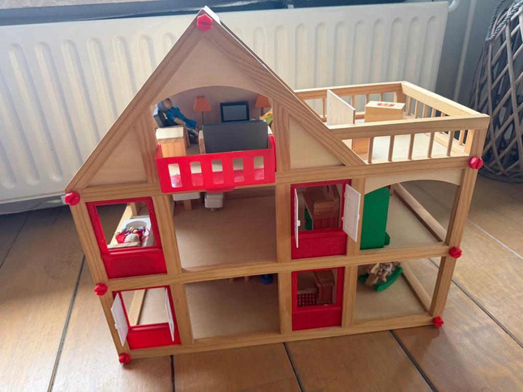 Houten poppenhuis met meubels en poppen, Ophalen, Gebruikt, Poppenhuis