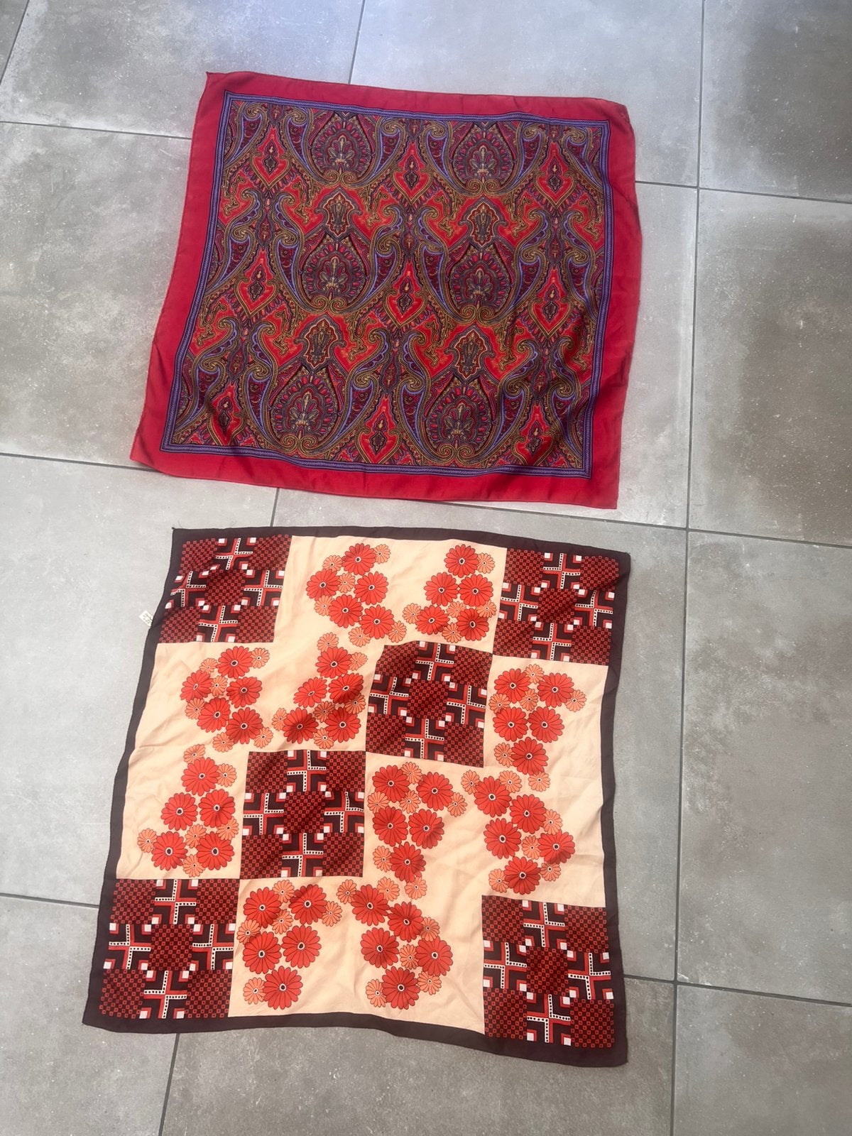 2X VINTAGE ZOMERSE SESIGN GROTE VIERKANTE SJAALS  SATIJN, Ophalen of Verzenden, Zo goed als nieuw, Maat 46/48 (XL) of groter, Sjaal