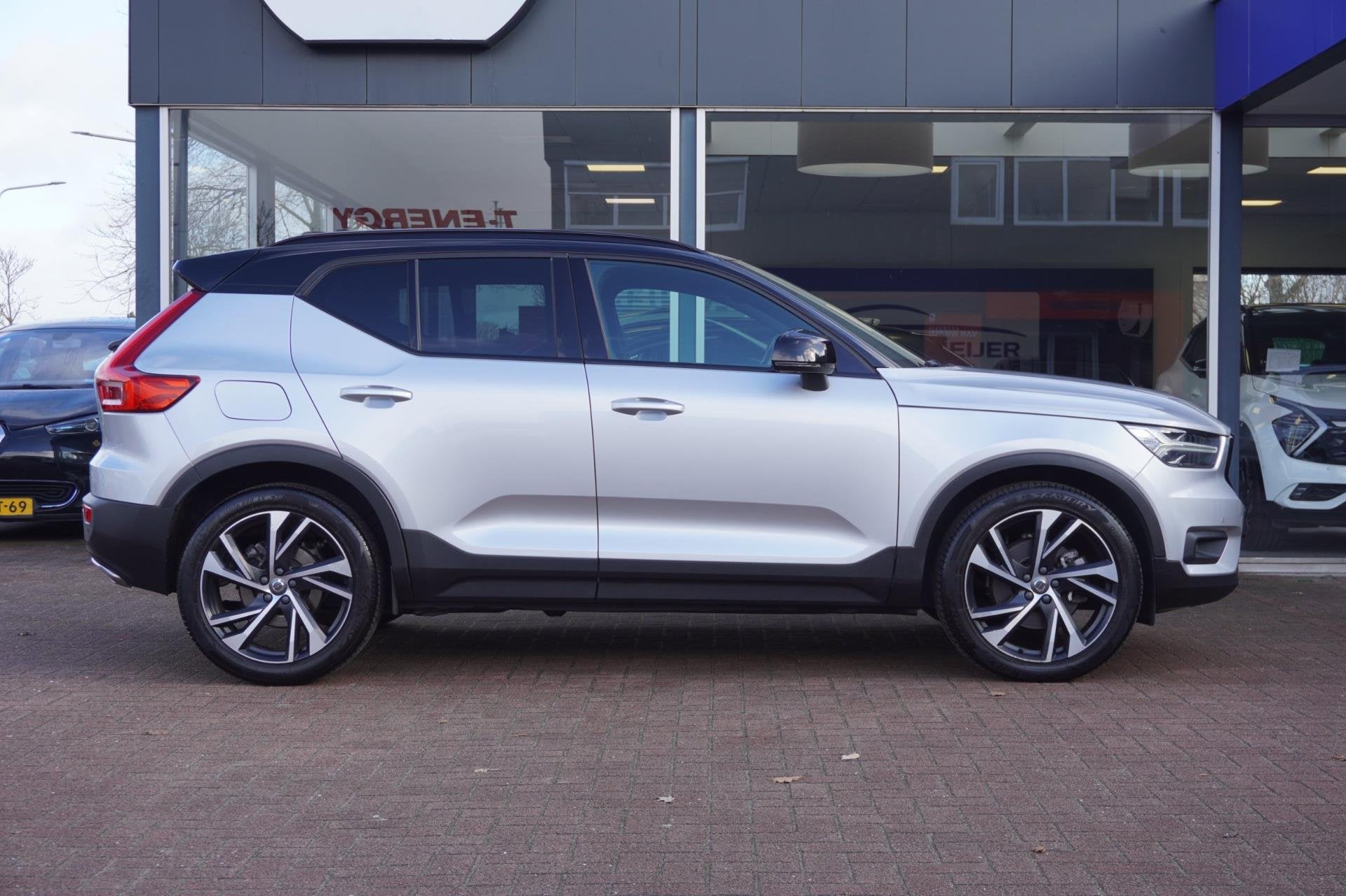 Volvo XC40 2.0 T4 R-Design Automaat | Airco | Navigatie | Vo, Auto's, Dealer onderhouden, 15 km/l, Euro 6, Origineel Nederlands