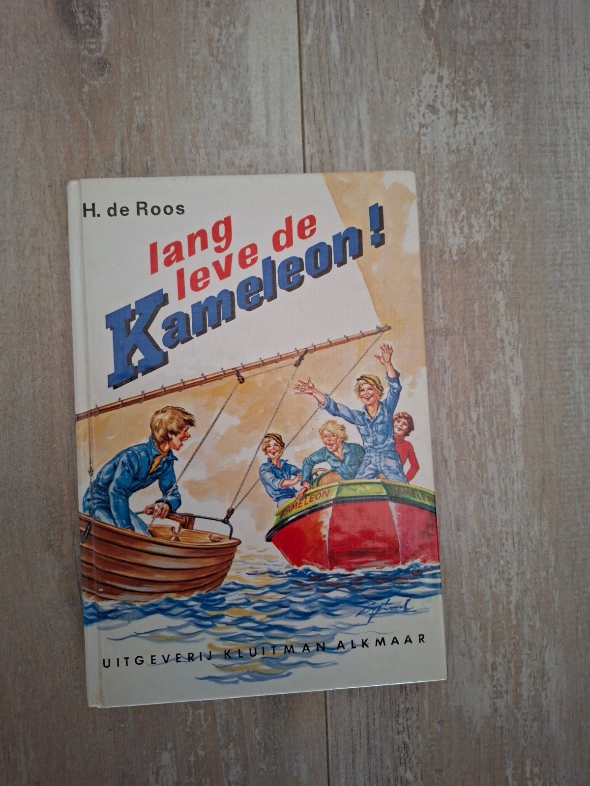 Lang Leve de Kameleon! 1e druk 1977 met handtekening, Boeken, Ophalen of Verzenden, Gelezen, H. de Roos, Fictie algemeen