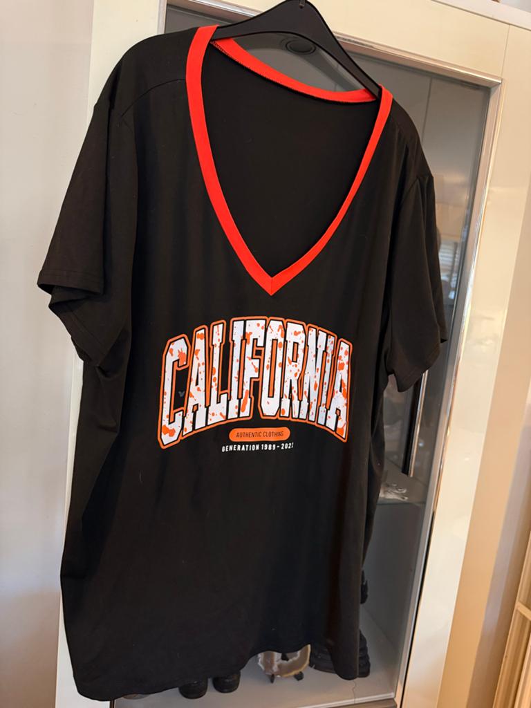 Zwart T-shirt met 'California' opdruk en oranje V-hals, Maat, Kleding | Dames, Grote Maten, Ophalen of Verzenden, Zo goed als nieuw