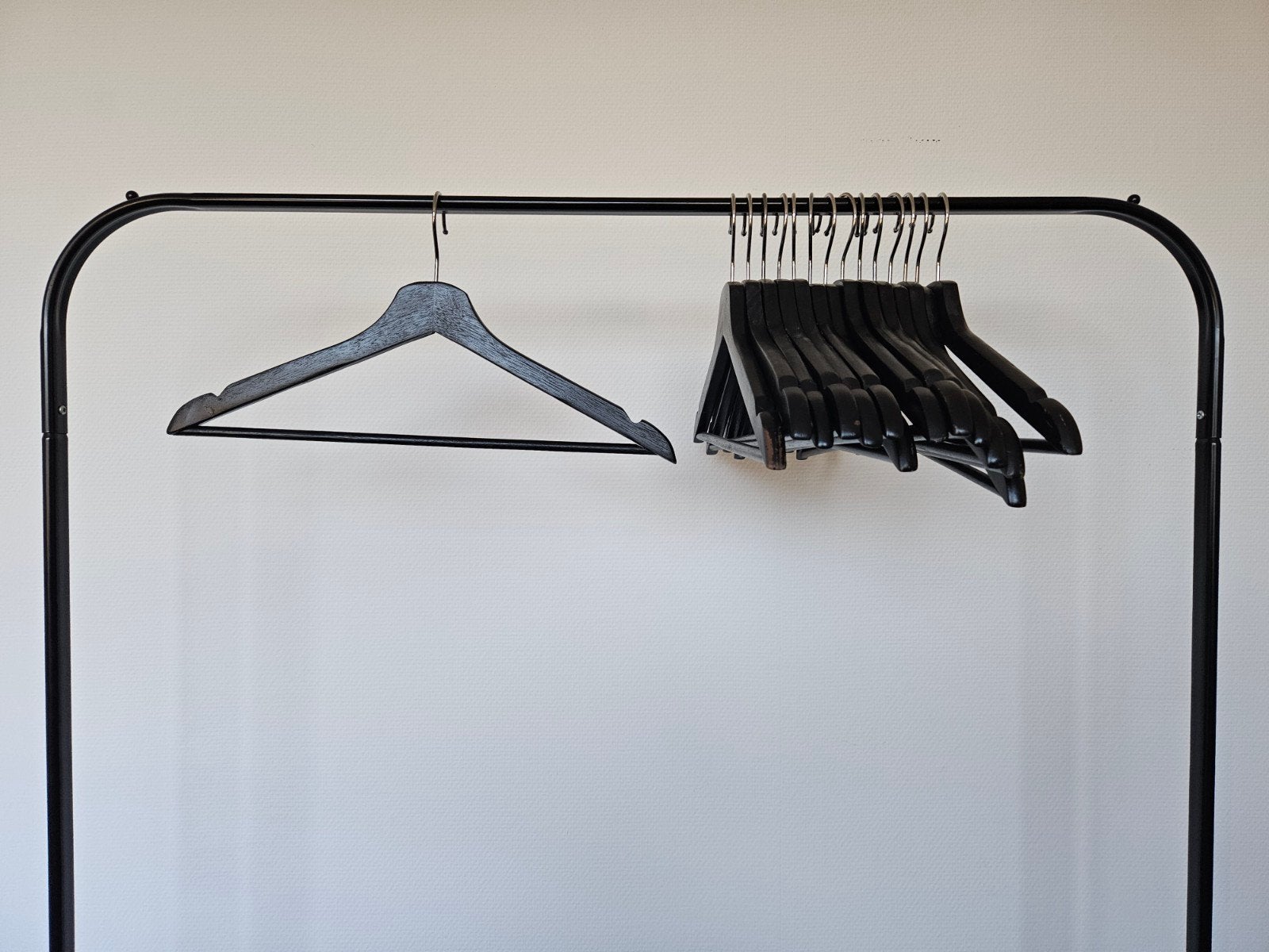 Zwarte houten kledinghangers IKEA - Set van 15, Ophalen of Verzenden, Gebruikt, Hout, Volwassenen