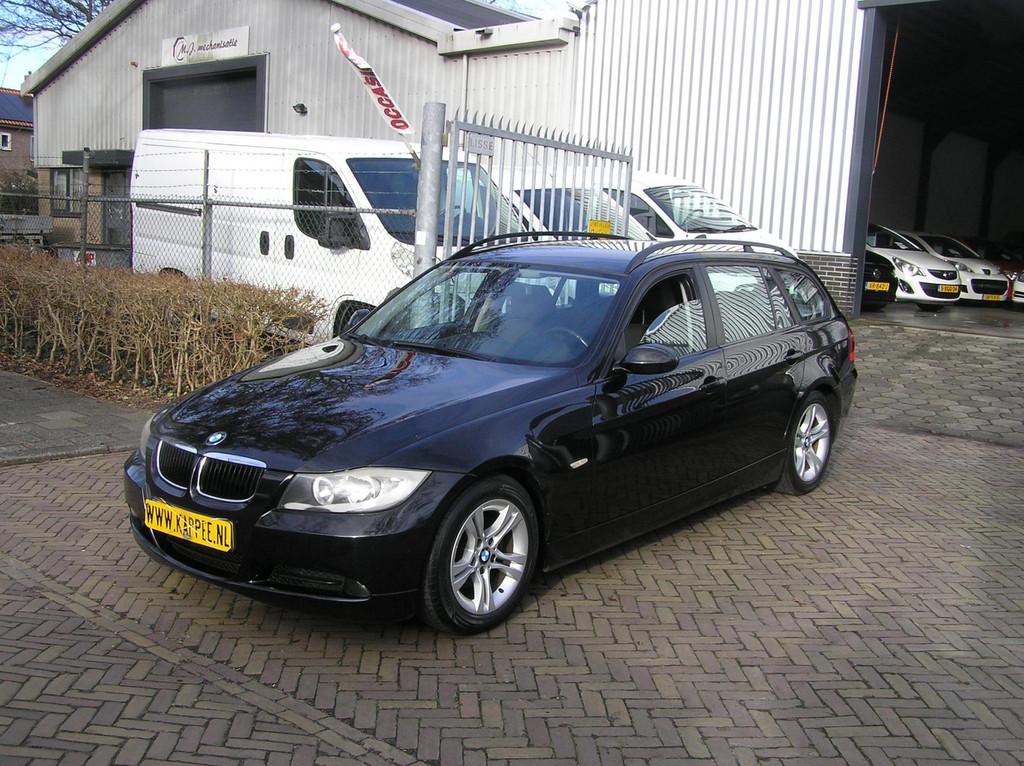BMW 3-serie Touring 320i airco navigatie als de motor warm i, 13 km/l, 4 cilinders, 150 pk, Zwart