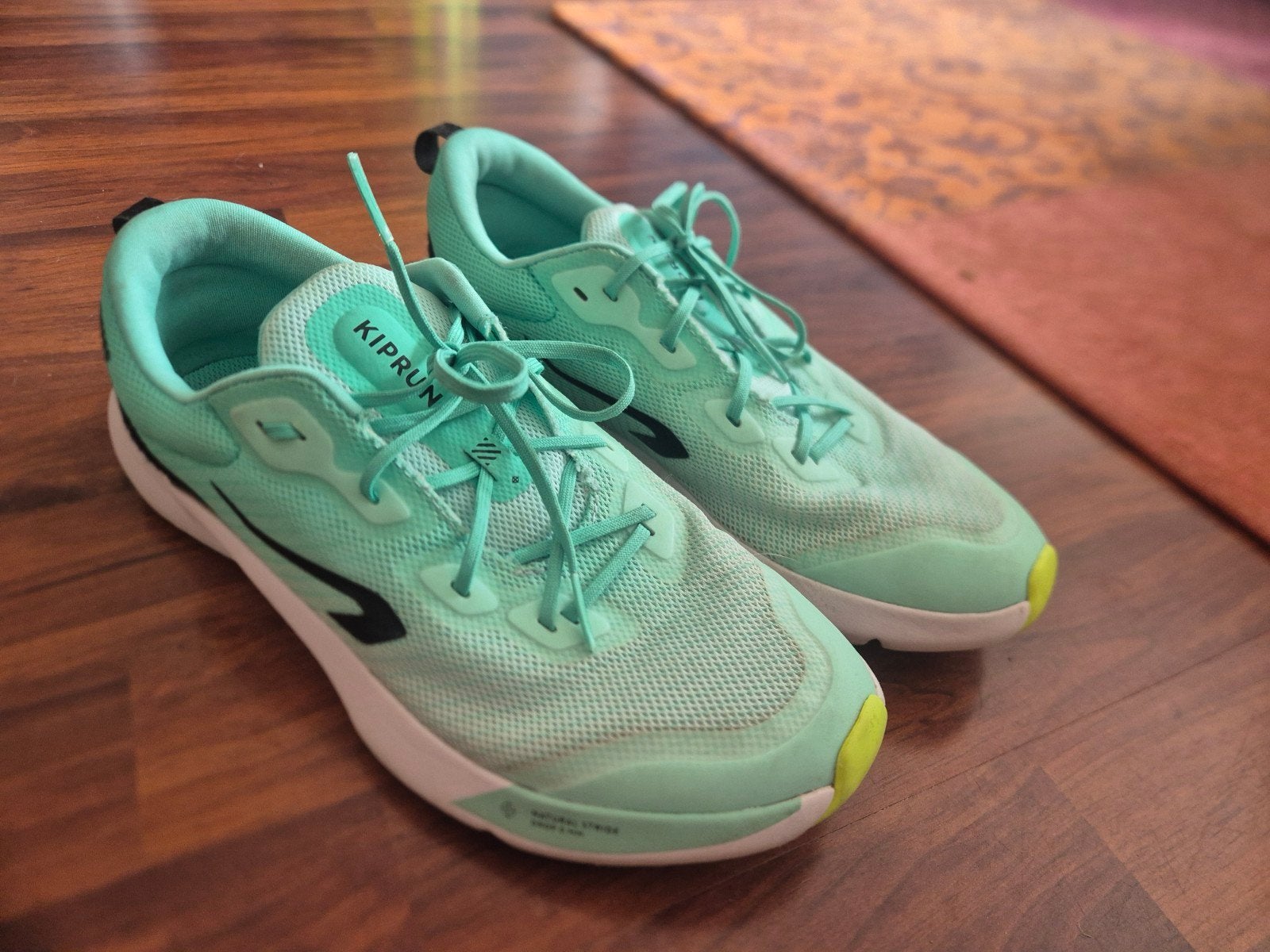 Kiprun gymschoenen - Zo goed als nieuw, Ophalen of Verzenden, Zo goed als nieuw, Zwart, Sneakers of Gympen