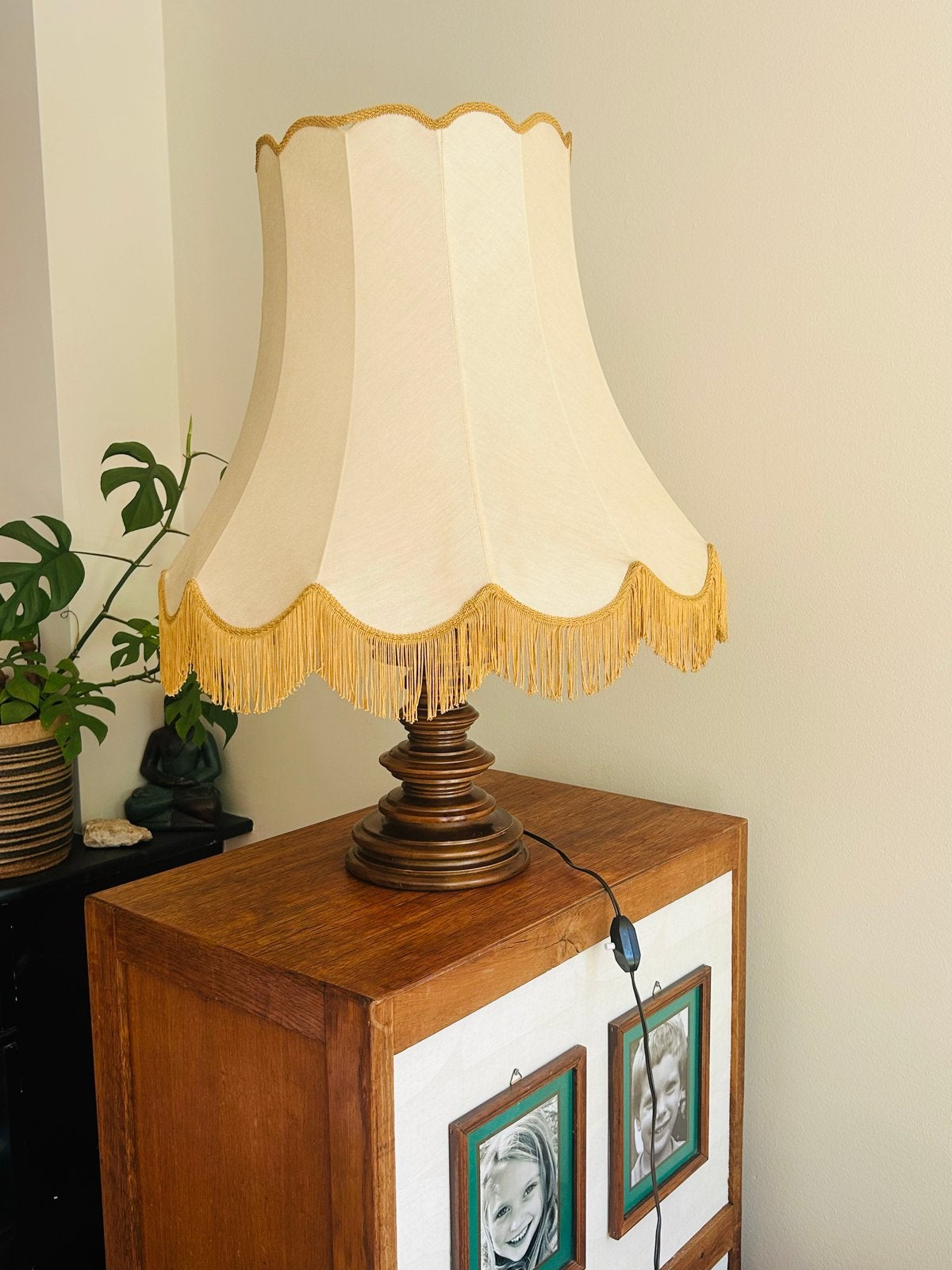 Grote vintage tafellamp met houten voet en franjes kap, Ophalen