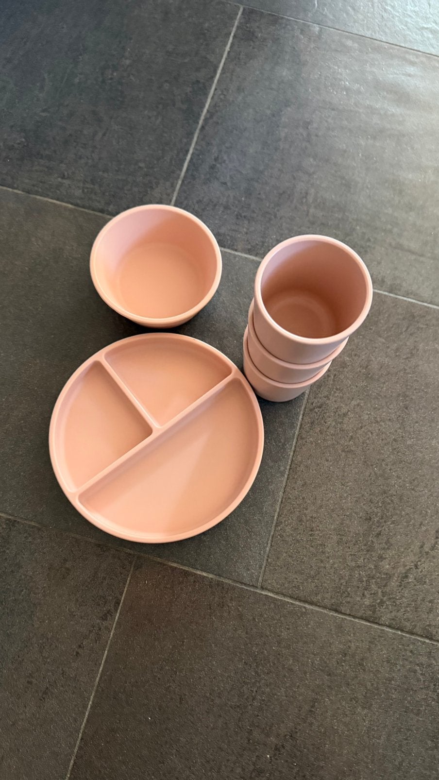 Oud roze Mushie Siliconen bord, kom met zuignap en 3 bekers, Ophalen of Verzenden, Zo goed als nieuw