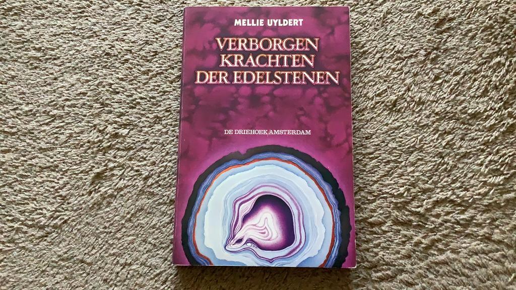 Mellie Uyldert, Verborgen krachten der edelstenen. 15e druk, Ophalen of Verzenden, Zo goed als nieuw, Achtergrond en Informatie