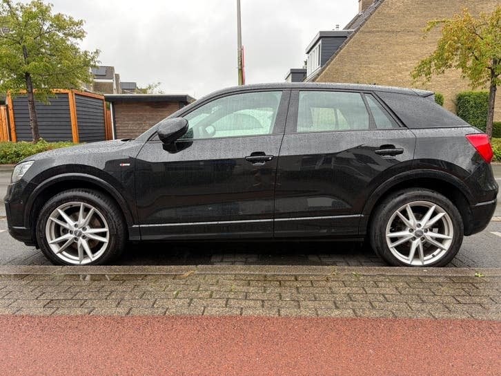 Audi Q2 1.4 Tfsi-150pk STronic 2018 Sport & S-Line zwart, Auto's, 4 cilinders, Verwarmde buitenspiegels, Zwart, Leder