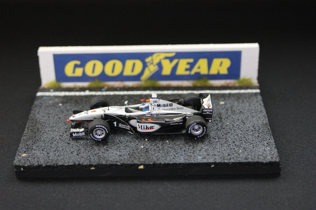 Dioramam circuit met muur 1:43 Good Year, Hobby en Vrije tijd, Modelbouw | Figuren en Diorama's, Info@bennie-gs.nl, Bennie G's