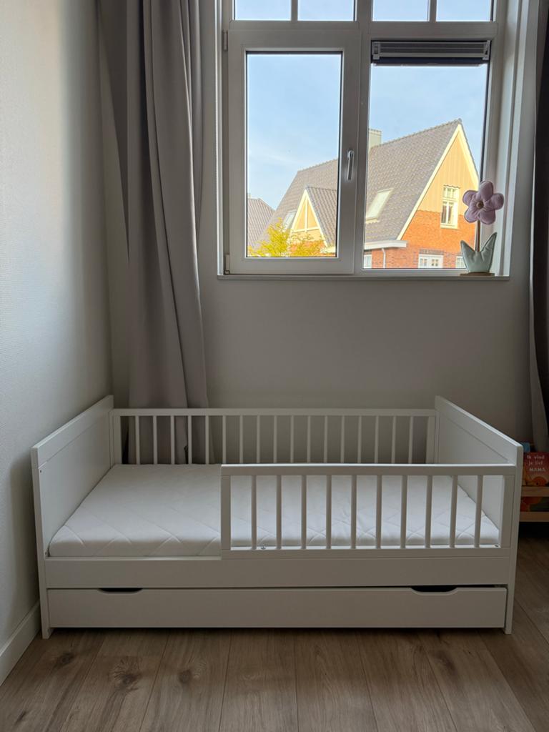 Peuterbedje Petit Amelie met lade en matras, 70 tot 85 cm, Zo goed als nieuw, Lattenbodem, 140 tot 160 cm