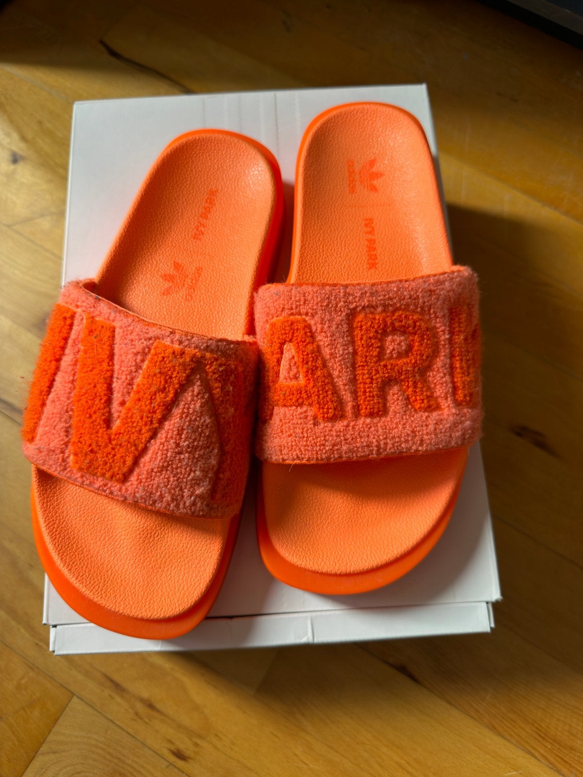Adidas Ivy Park slippers maat 40,5 oranje, Kleding | Dames, Schoenen, Ophalen of Verzenden, Gedragen, Oranje, Slippers