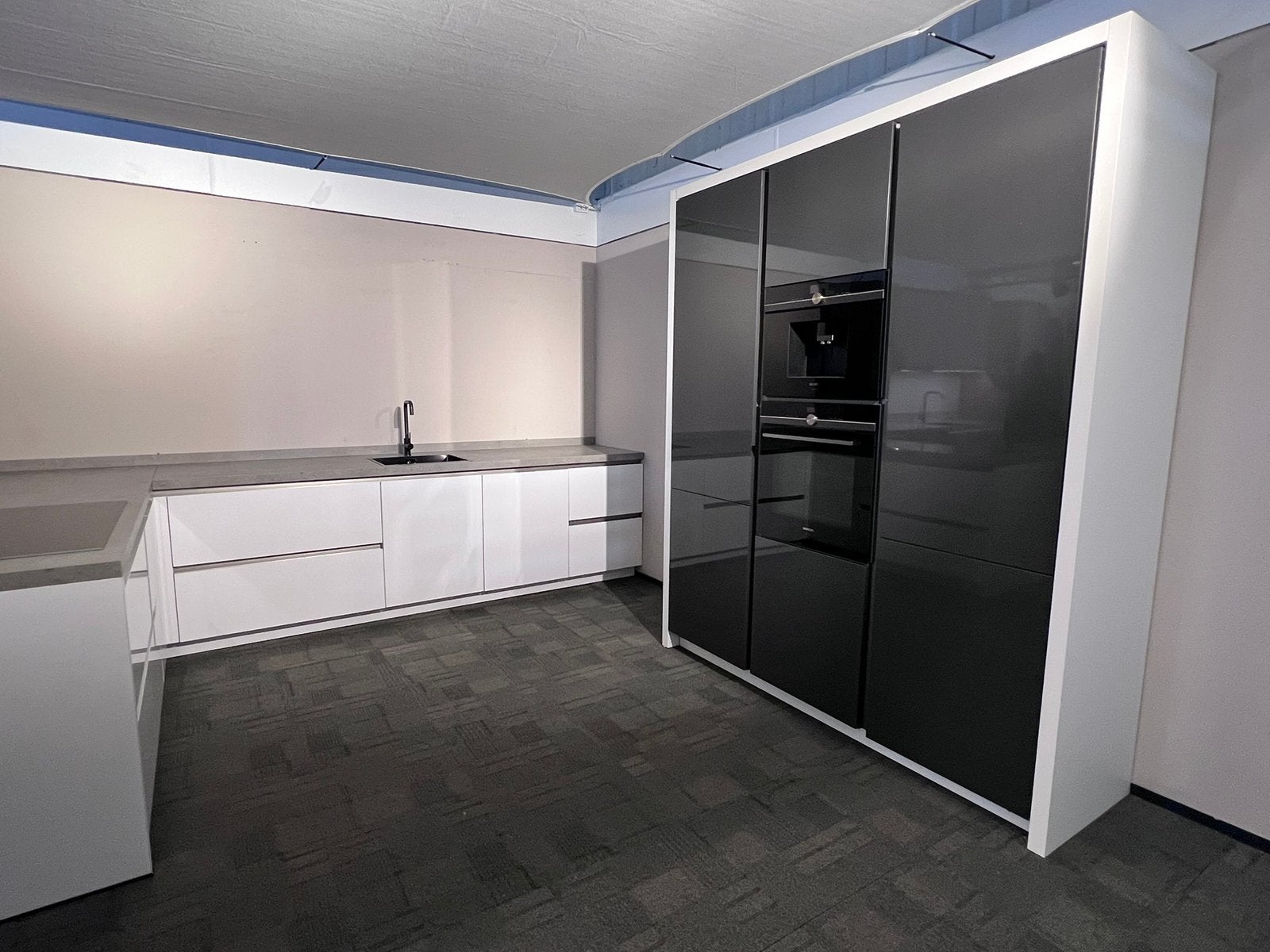 Prachtige luxe Ballerina keuken met losse kastenwand., Ophalen, Greeploos, Wit, Hoekkeuken