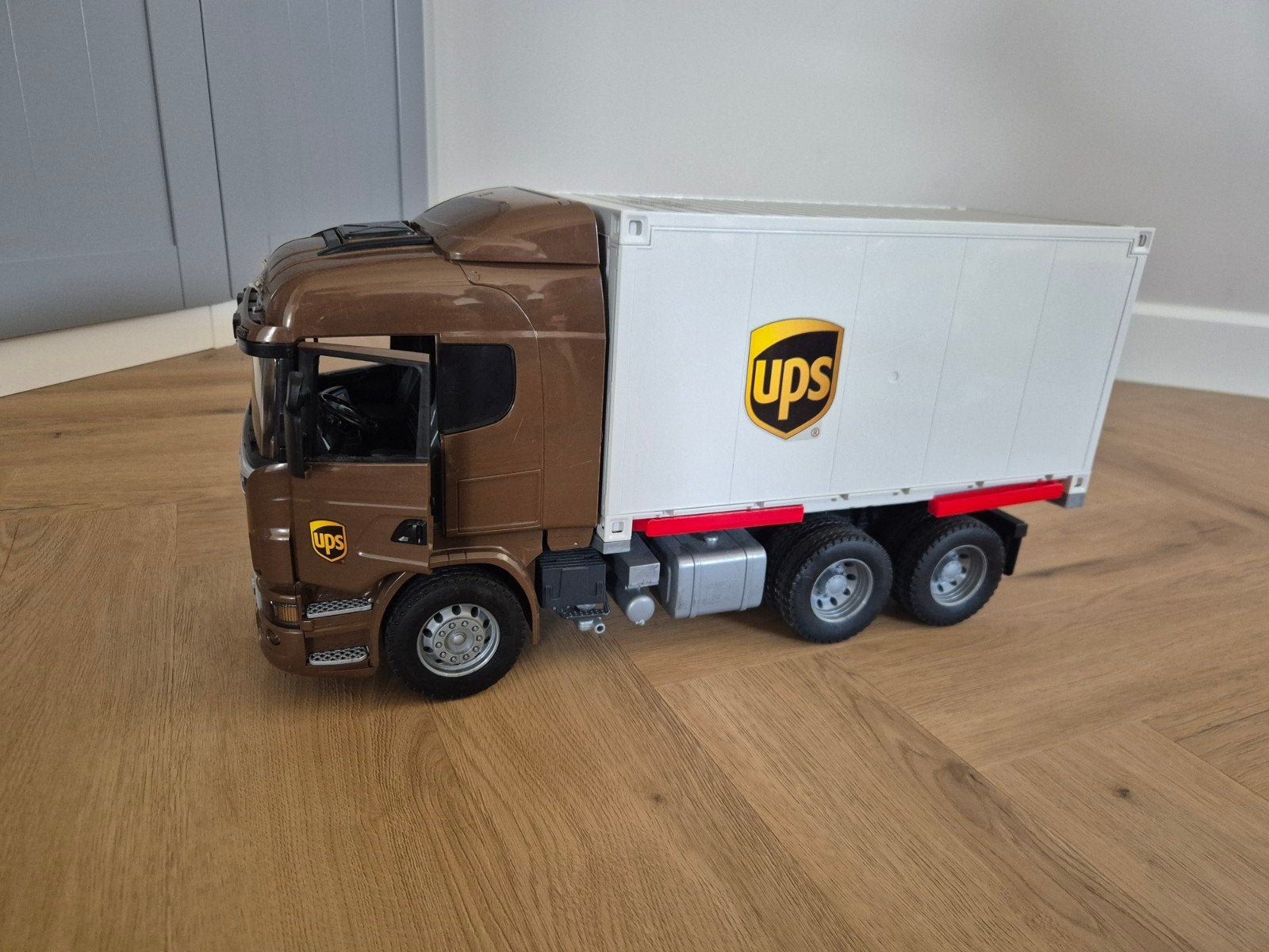 Scania UPS Bruder met kooiaap, Ophalen of Verzenden, Gebruikt