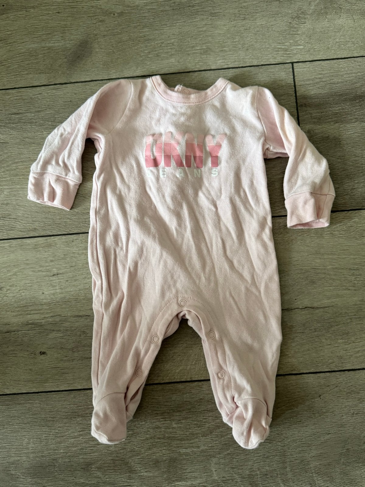 DKNY licht roze boxpakje - maat 56, Ophalen of Verzenden, Zo goed als nieuw, Meisje, Pakje