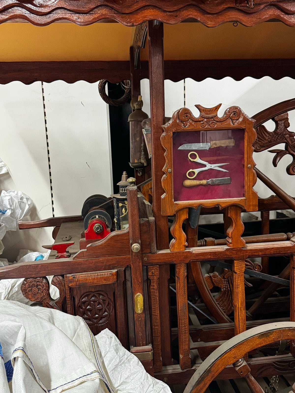 Antieke slijpkar met gereedschap, Ophalen