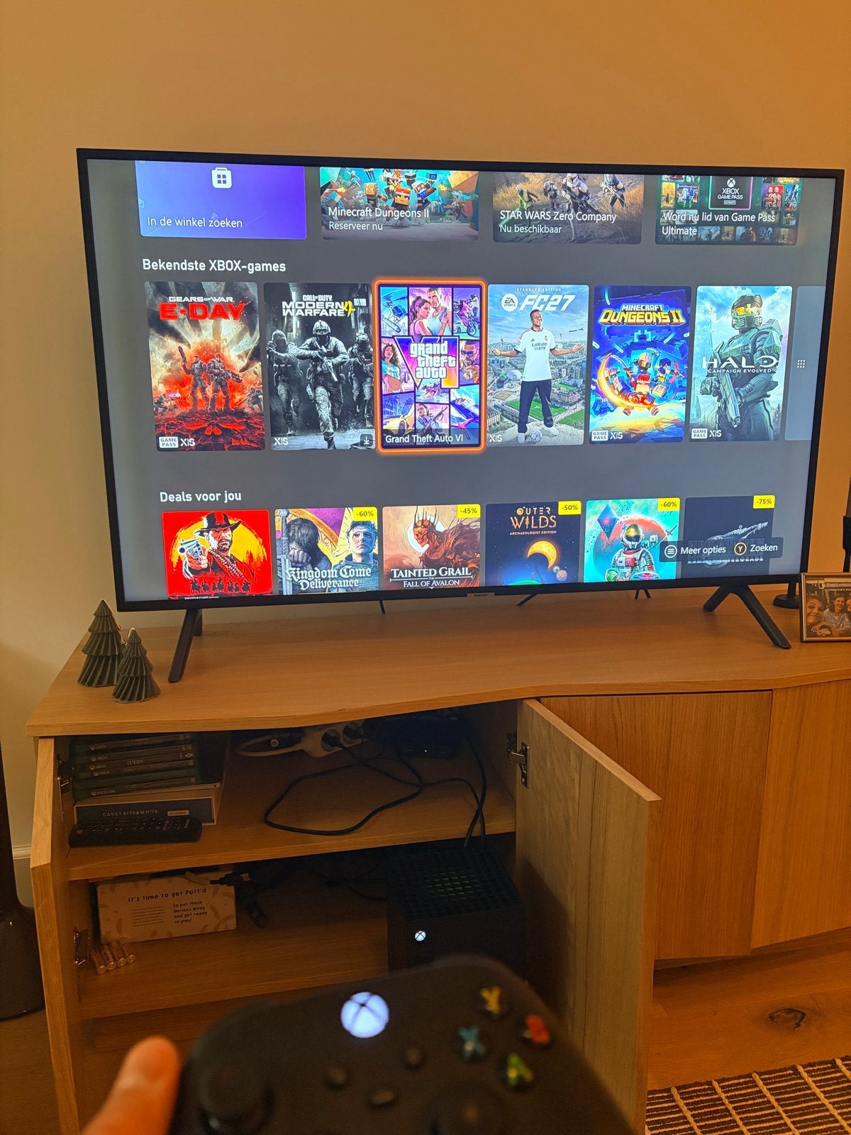 Foto 2 van Xbox Series X 1TB met 3 controllers en 6 spellen