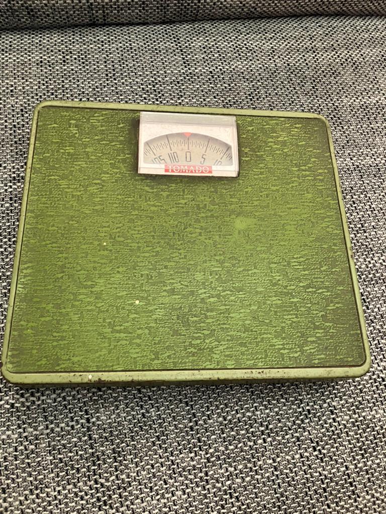 Vintage Tomado Personenweegschaal - Groen Retro Design, Witgoed en Apparatuur, Weegschalen, Gebruikt, Analoog, 100 kg of meer