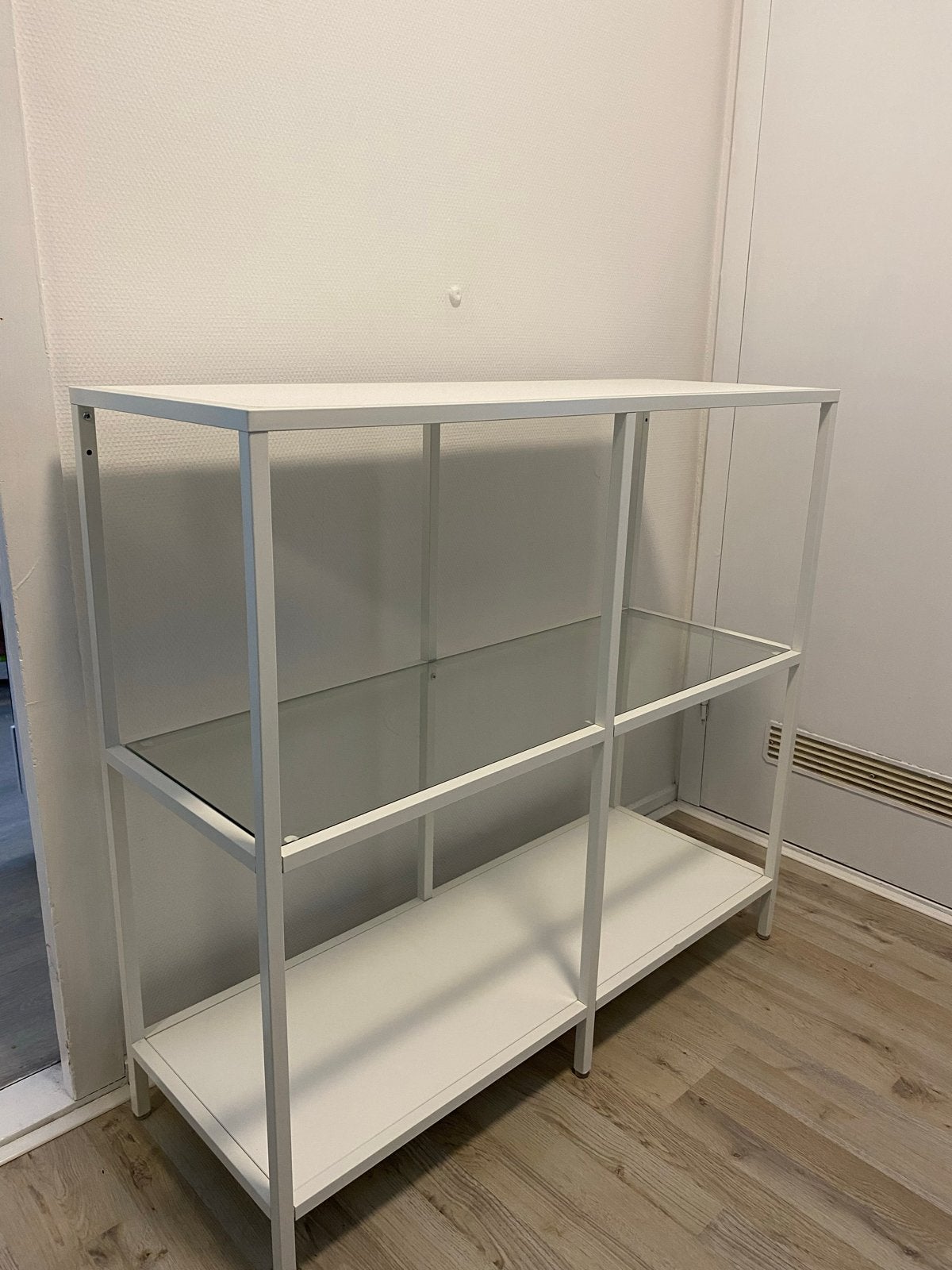 Witte metalen kast met glazen planken, Ophalen, Zo goed als nieuw