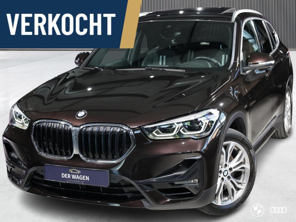 BMW X1 xDr25e SPORT LINE / SPORTST / CAMERA / HIFI / TREKHAA, Auto's, BMW, Met garantie (alle), Leder en Stof, Zwart, Bedrijf
