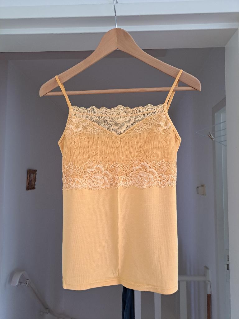 geel hemd met kant, S, Kleding | Dames, Geel, Nieuw, Ophalen of Verzenden, Maat 36 (S)