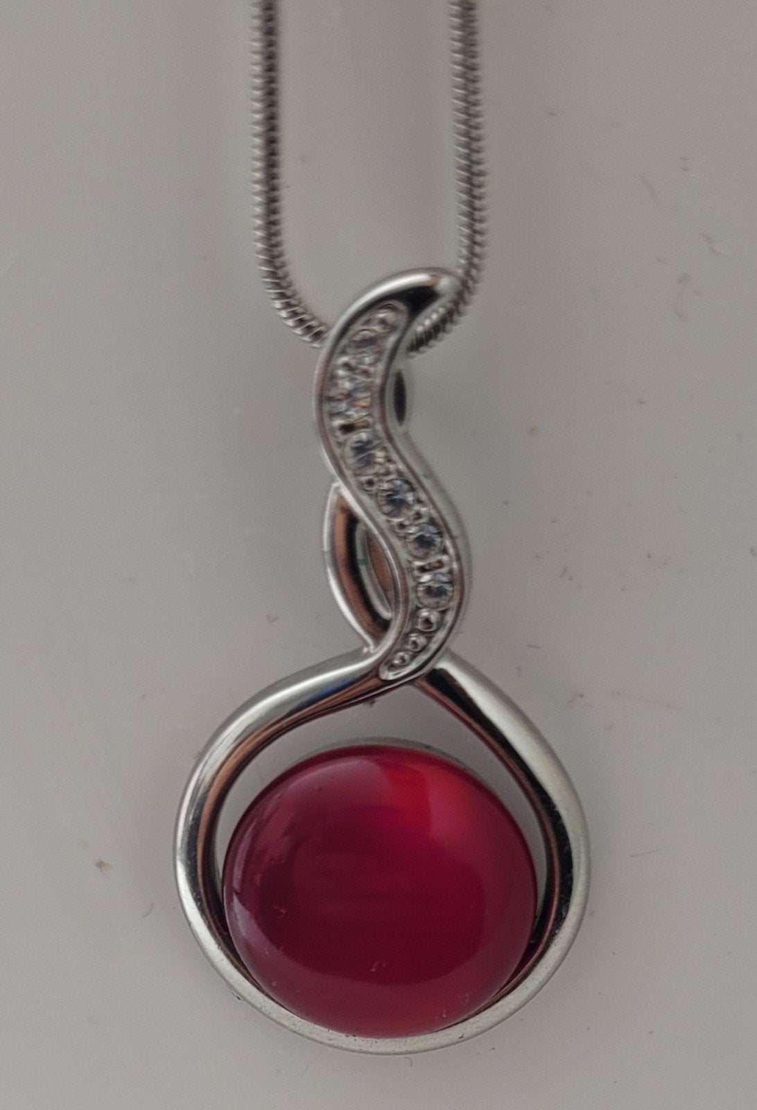 zilverkleurige ketting met fuchsia/roze hanger, Sieraden, Tassen en Uiterlijk, Overige materialen, Ophalen of Verzenden, Zo goed als nieuw