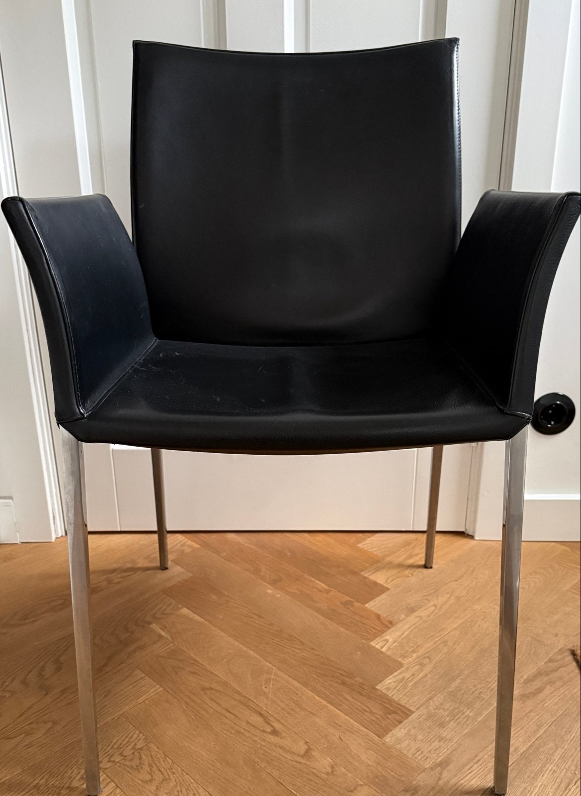 Zanotta Lia eetkamerstoelen (4) met metalen poten, Huis en Inrichting, Stoelen, Gebruikt, Zwart, Leer, Ophalen of Verzenden