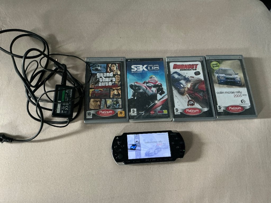 Sony PSP 2000 Slim - Speelklare Set met Oplader en 4 Games, Spelcomputers en Games, Spelcomputers | Sony PSP, Ophalen of Verzenden