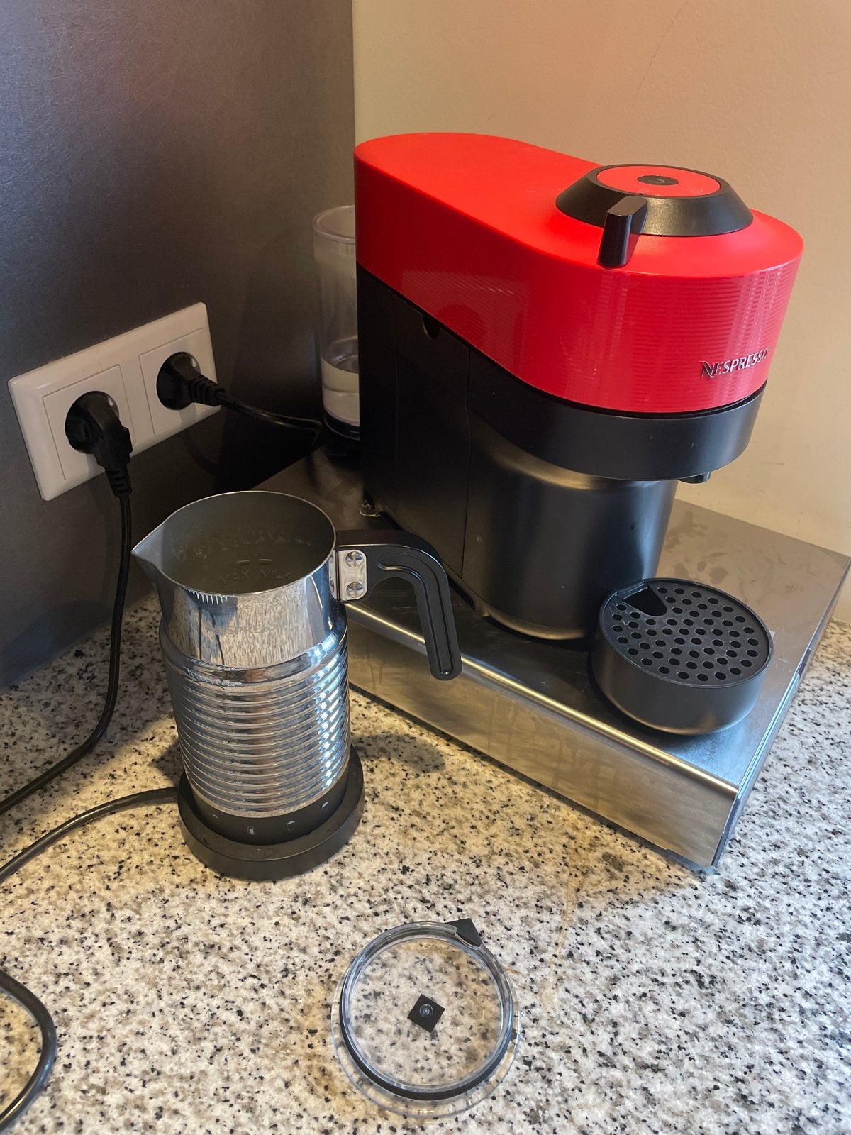 Nespresso Vertuo Pop met melkopschuimer en podhouder, Ophalen, Gebruikt, Koffiemachine, Koffiepads en cups