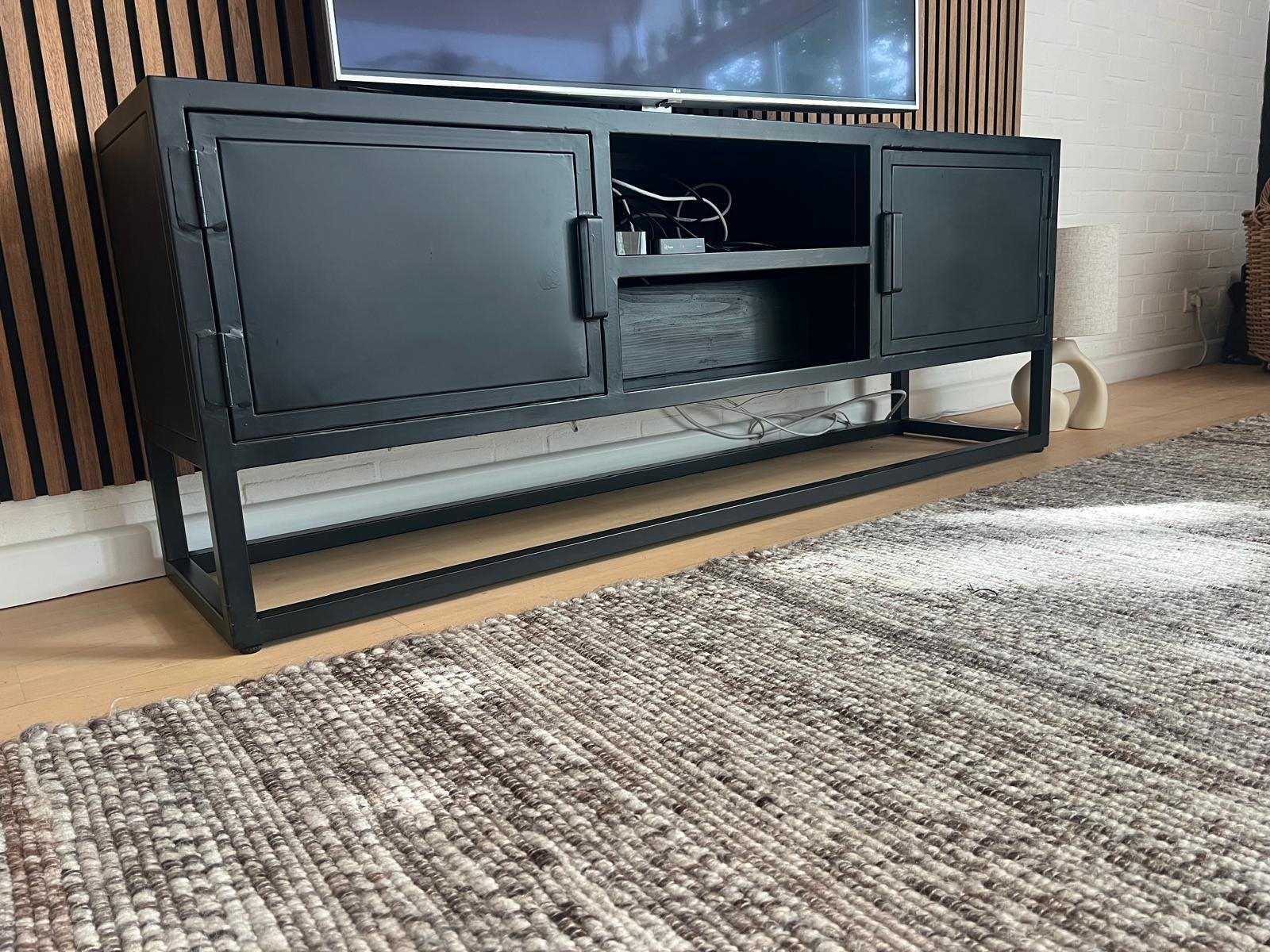 TV-meubel Industrieel Staal/Zwart – Stoer en Tijdloos Design, Huis en Inrichting, Ophalen, 150 tot 200 cm, Zo goed als nieuw, Minder dan 100 cm