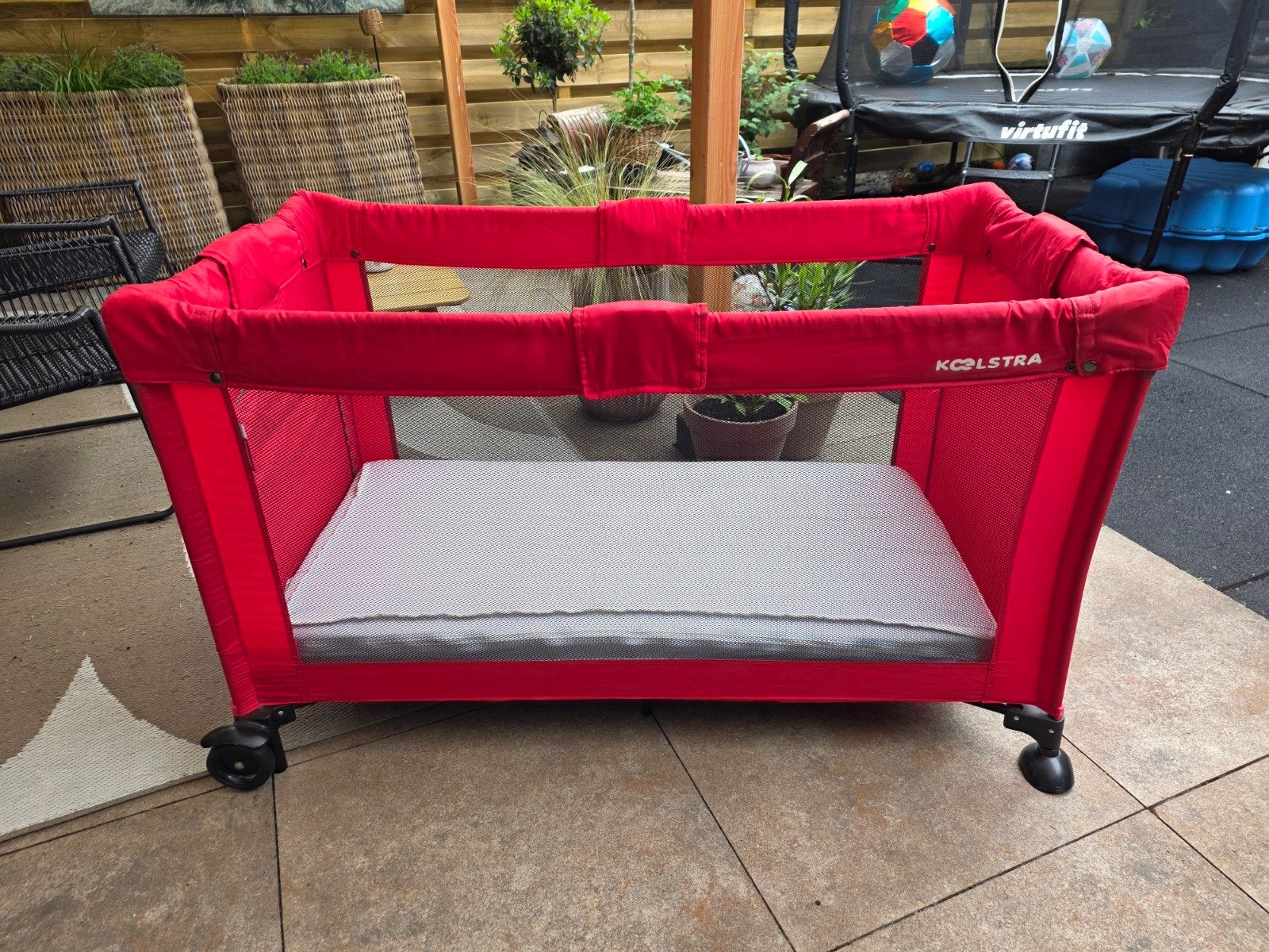 Koelstra Campingbedje Rood met Dik Matras en Rits, Ophalen of Verzenden, Reisbedje