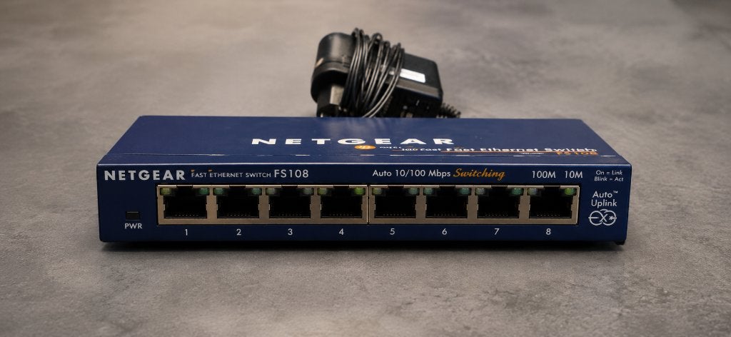 🌐Netgear FS108 8-Poorts Ethernet Switch Metaal 10/100 Mbps✅, Gebruikt, Netgear, Ophalen of Verzenden, N.v.t