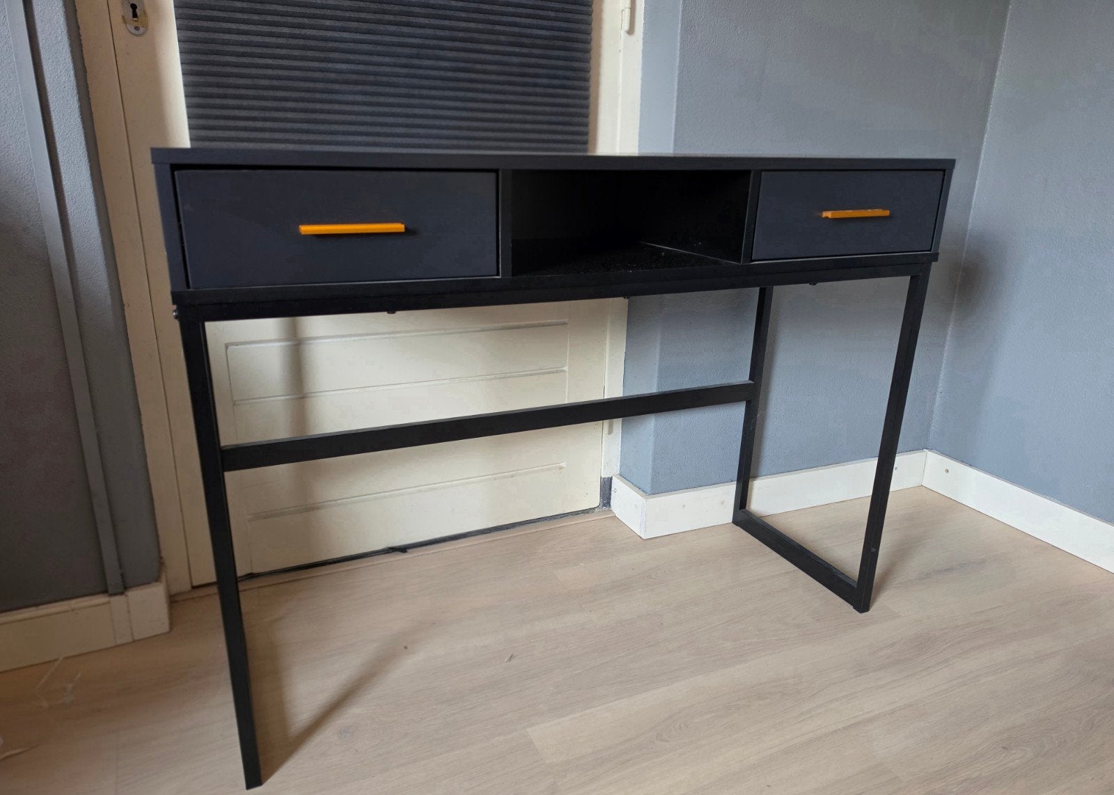 Mooi en stijlvol zwart bureautje/dressoirtje, Huis en Inrichting, Ophalen, Zo goed als nieuw