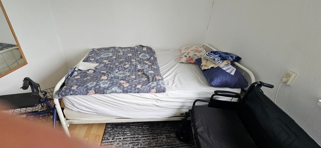 Bijna Gratis: Diepvrieskist, rollator, bedden, kast., Ophalen of Verzenden