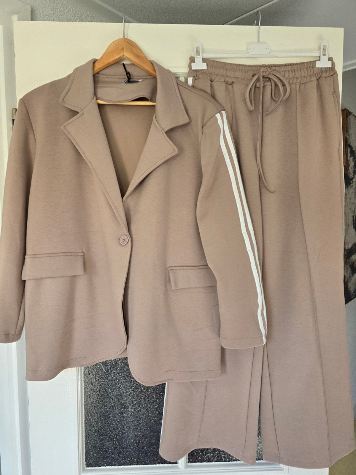 nieuw 2delig pak beige 42 44 46, Kleding | Dames, Ophalen of Verzenden, Nieuw, Maat 42/44 (L), Beige
