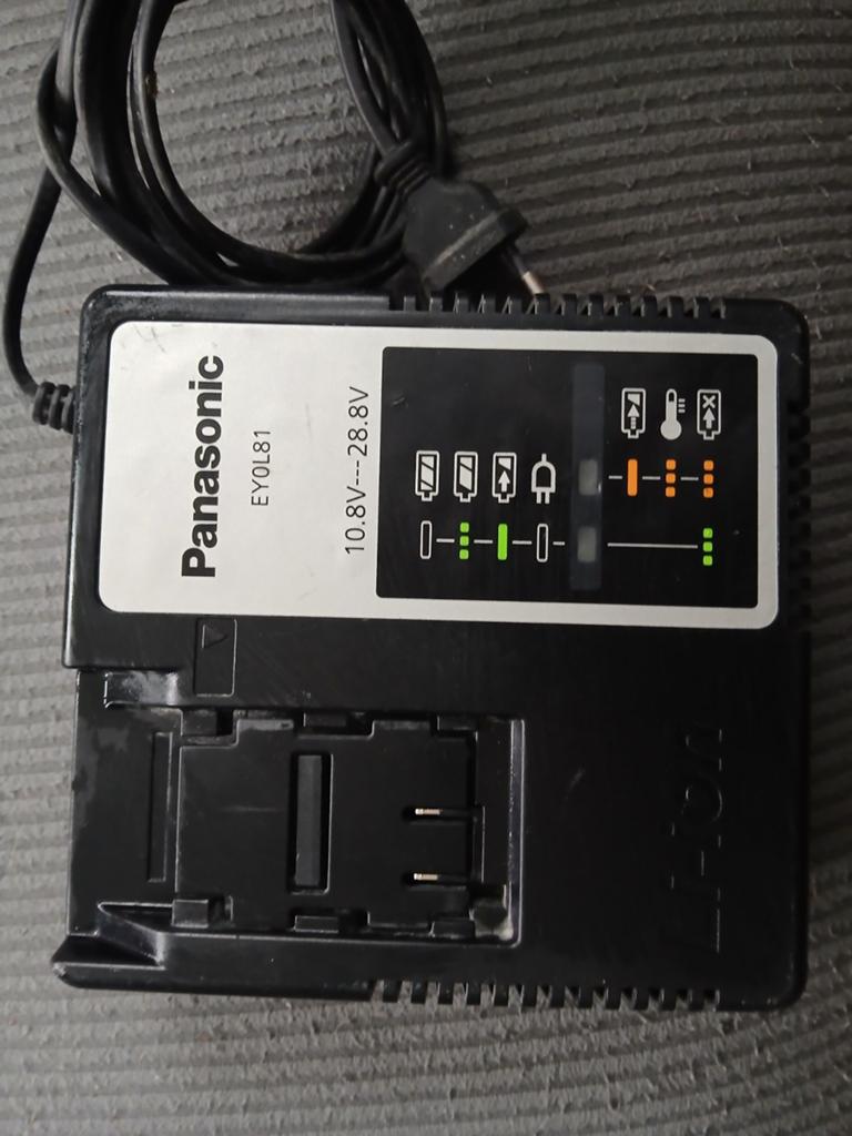 Panasonic Acculader EY0L81 voor 10.8V-28.8V Accugereedschap, Ophalen of Verzenden, Gebruikt