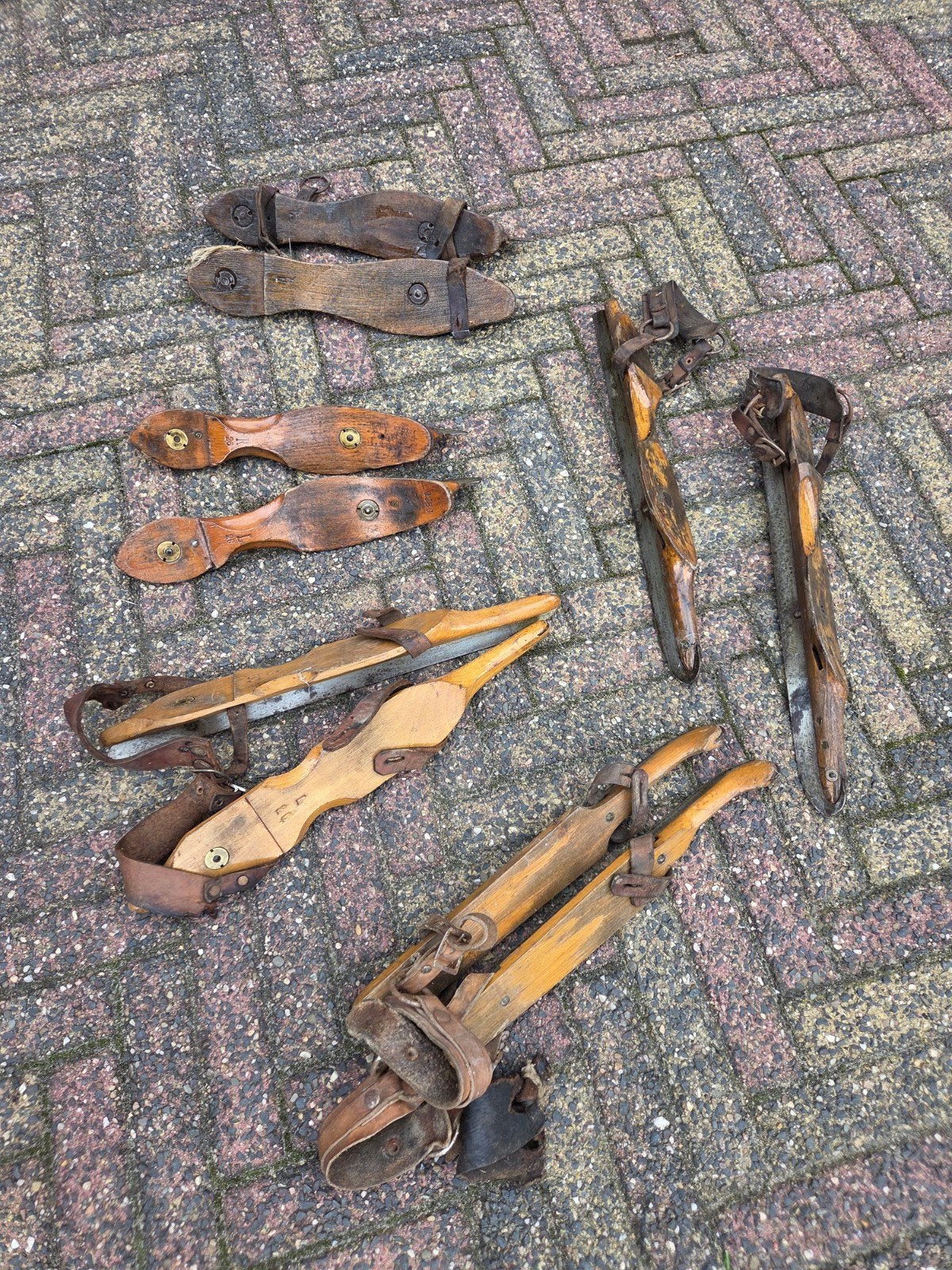 Diverse antieke oude schaatsen, Ophalen