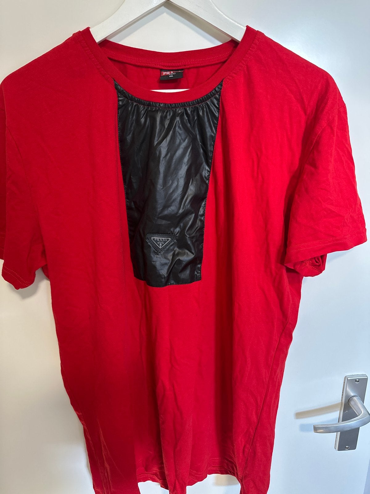 Prada T-shirt Rood met Zwart Detail, Kleding | Heren, Ophalen of Verzenden, Zo goed als nieuw, Maat 52/54 (L), Rood