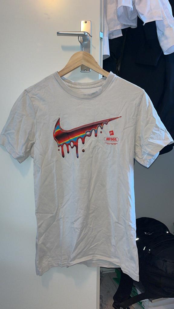 Nike T-shirt met kleurrijk logo - Zo goed als nieuw, Ophalen of Verzenden, Zo goed als nieuw, Maat 48/50 (M), Wit