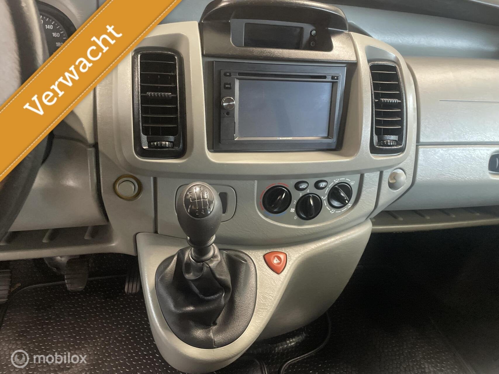Opel Vivaro Tour 2.0i L2H1 / AIRCO / 9 Persoons / trekhaak, Auto's, 2700 kg, Metallic lak, Bedrijf, Handgeschakeld