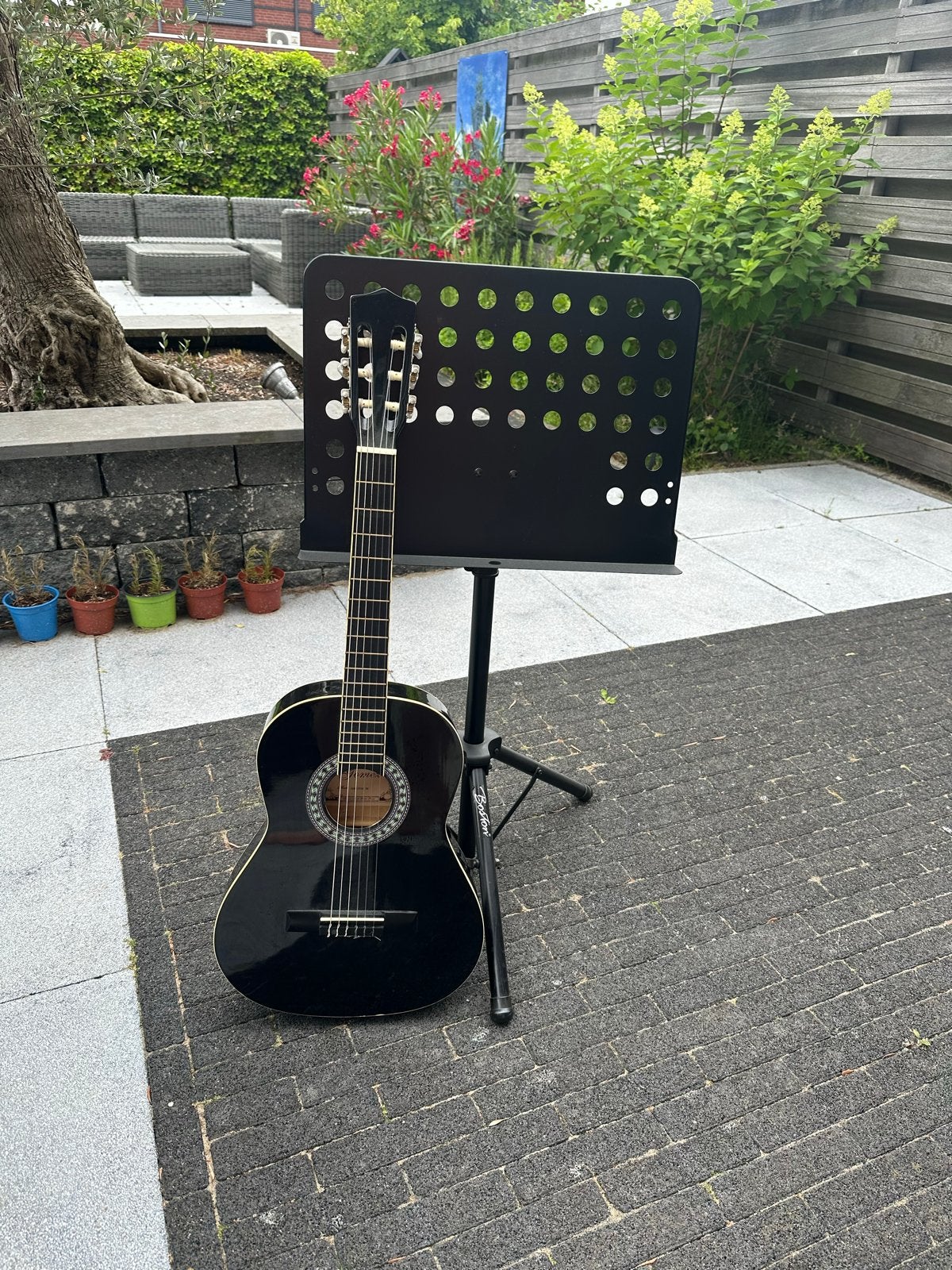 Zwarte klassieke gitaar met standaard, Muziek en Instrumenten, Snaarinstrumenten | Gitaren | Akoestisch, Gebruikt, Klassieke of Spaanse gitaar