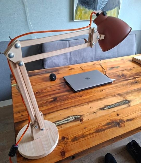 Anglepoise verstelbare, houten, handgemaakte bureaulamp., Huis en Inrichting, Lampen | Tafellampen, Ophalen, Nieuw, Hout