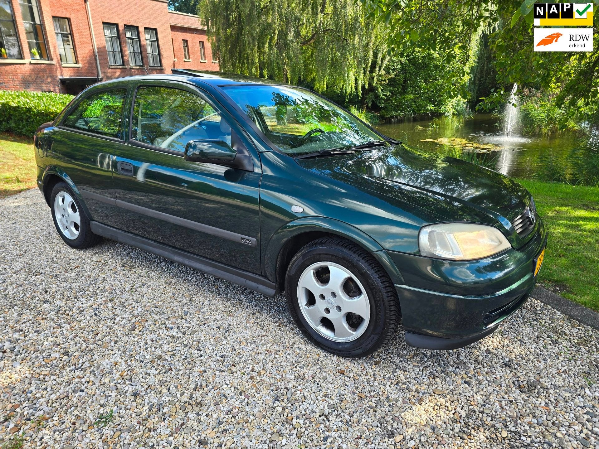 Opel Astra 1.6-16V Sport AIRCO/dak/LEER, Auto's, Gebruikt, 4 cilinders, 49 €/maand, Bedrijf