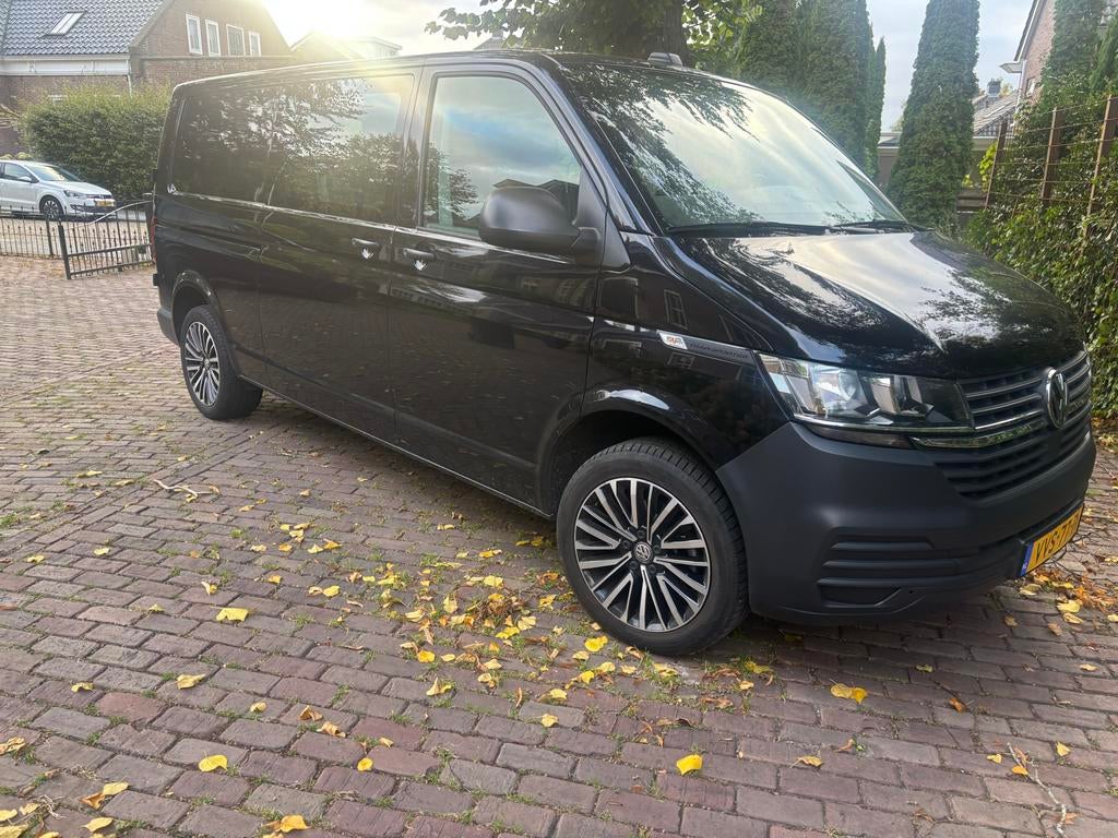 Volkswagen Transporter 2023 Zwart, Auto's, Bestelauto's, Voorwielaandrijving, Stof, 4 cilinders, Zwart