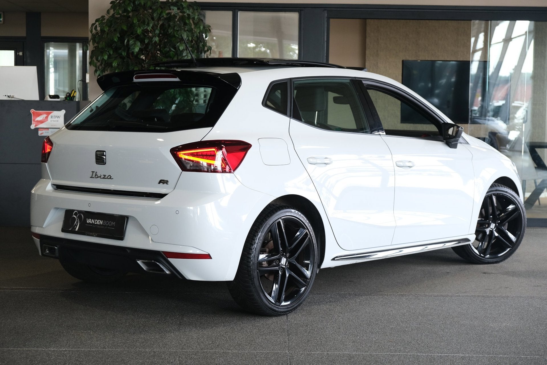 Seat Ibiza 1.0 EcoTSI FR 110PK DSG Pro Black Edition Facelif, Auto's, Dealer onderhouden, Gebruikt, Zwart, 580 kg