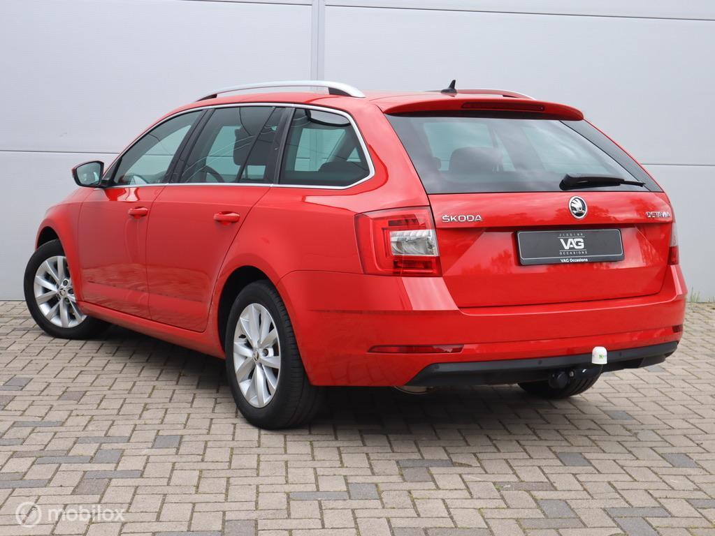 Skoda Octavia Combi 1.5 TSI Automaat Trekhaak Stoelverwarmin, Gebruikt, 150 pk, Leder en Stof, Origineel Nederlands