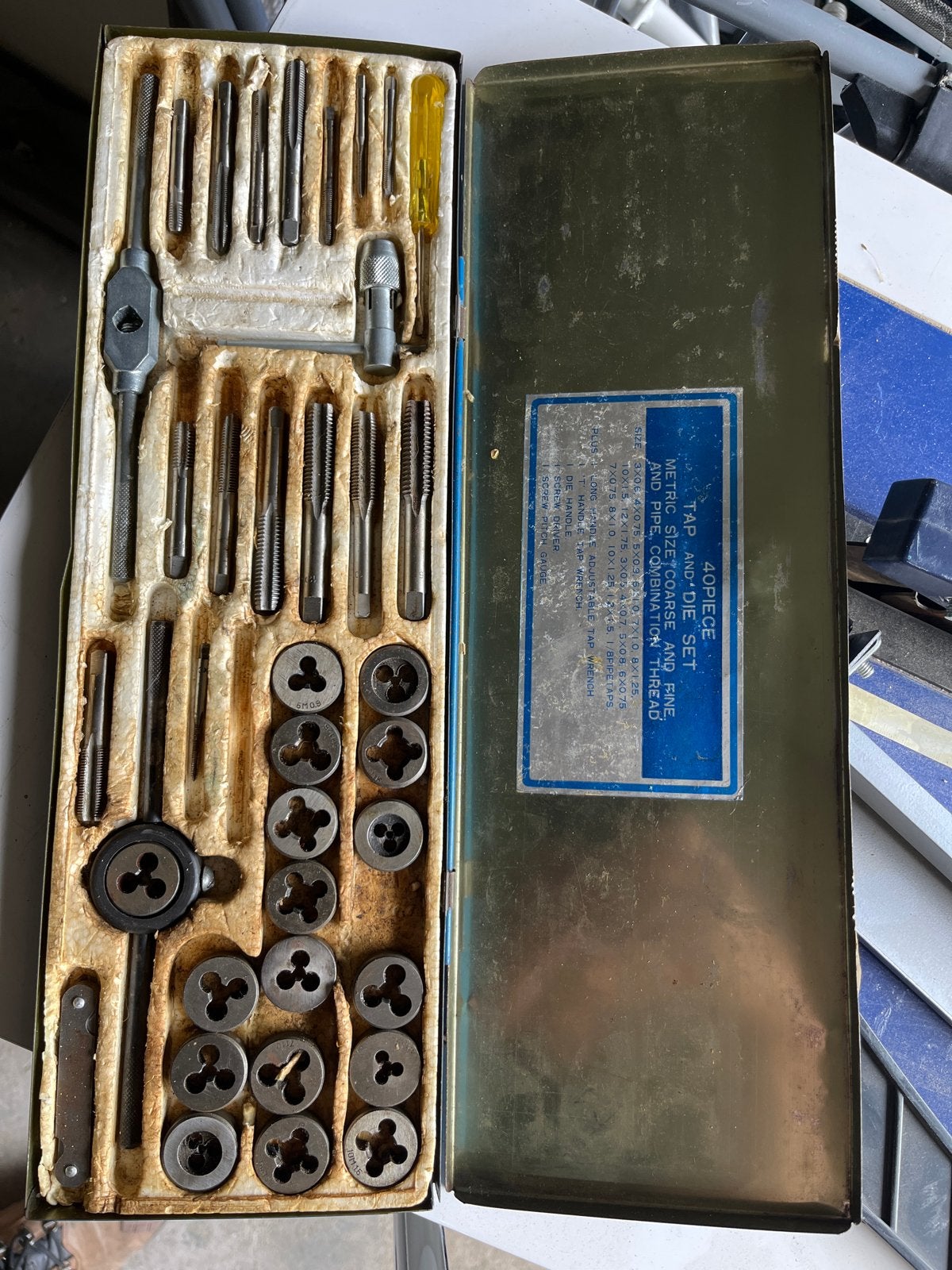 40-delige Tap- en Snijset in metalen koffer, Doe-het-zelf en Verbouw, Gereedschap | Handgereedschap, Ophalen, Gebruikt, Overige typen