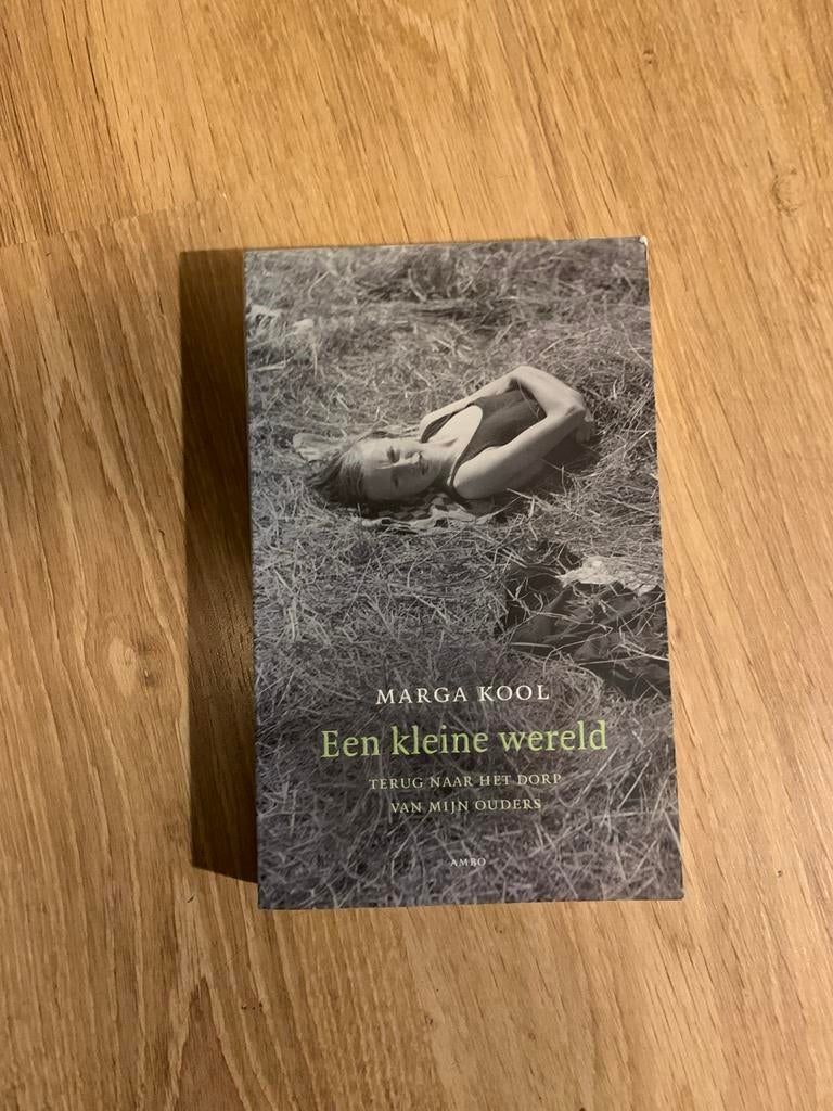 Marga Kool - Een kleine wereld (Terug naar het dorp), Boeken, Ophalen of Verzenden, Gelezen, Nederland