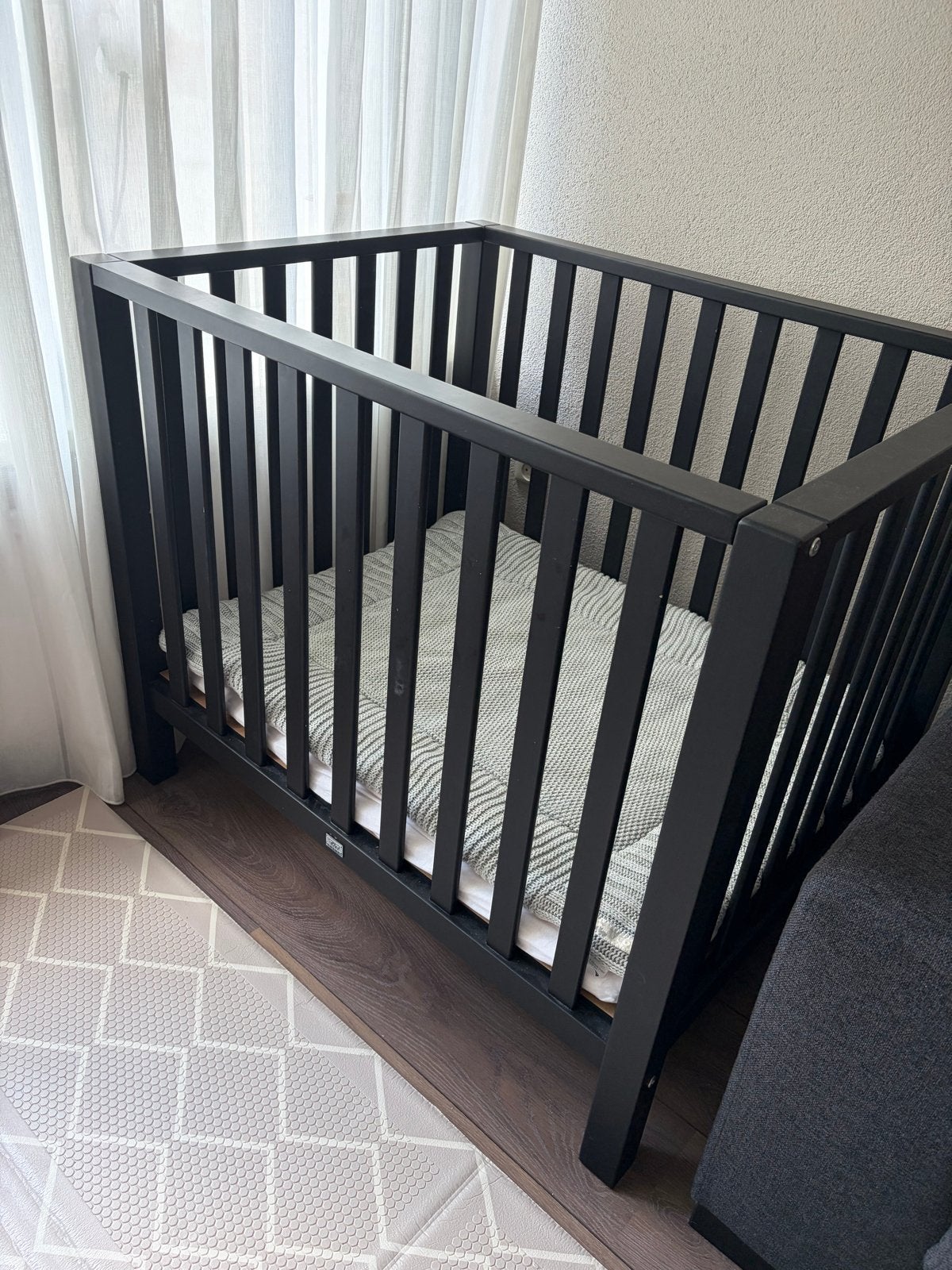 Zwart babybox met matras, Ophalen, Zo goed als nieuw, Ledikant