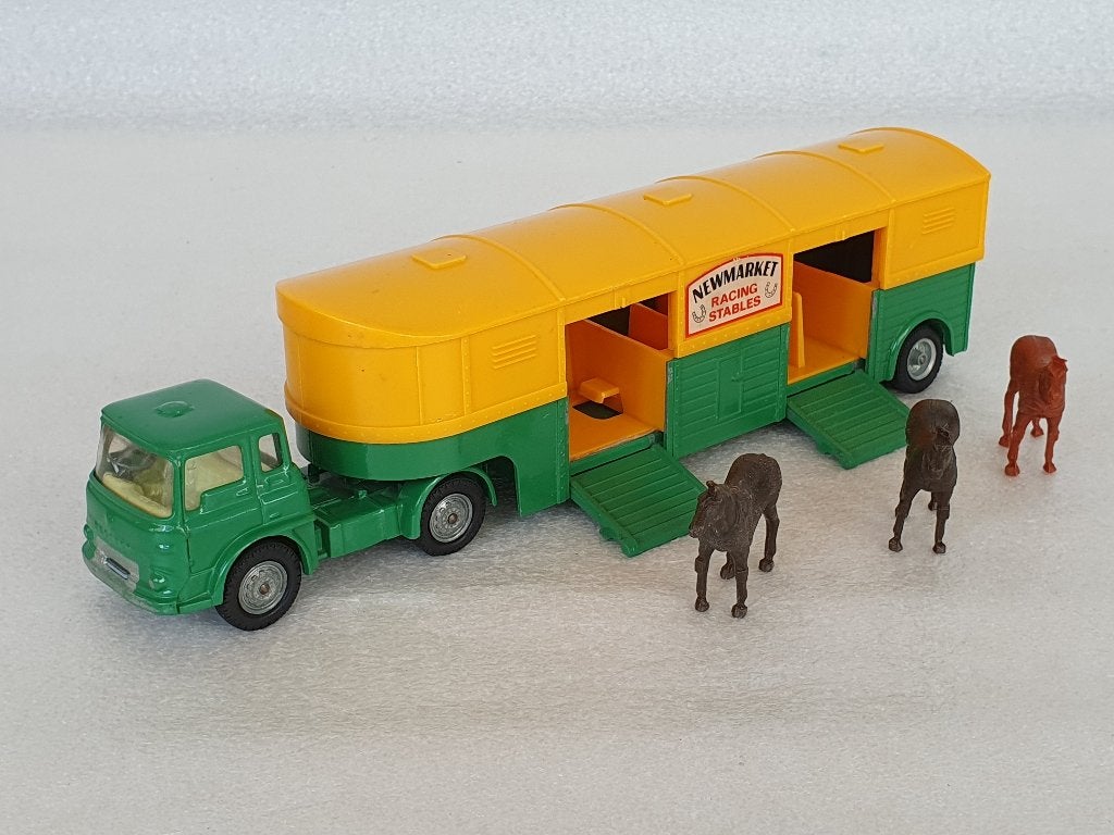 Corgi: Articulated Horse Box + Bedford Tractor Unit, Ophalen of Verzenden, Gebruikt, Bus of Vrachtwagen